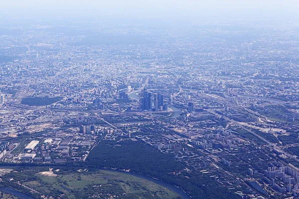 Stadt aus der Höhe des Fluges — Stockfoto