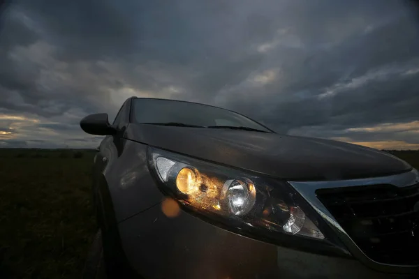 Carro na estrada no campo — Fotografia de Stock