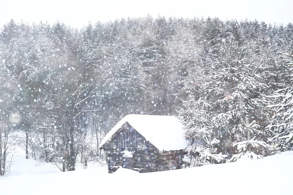 Vecchia casa in inverno — Foto Stock
