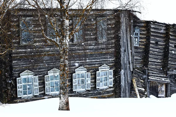 Oud houten huis in het dorp — Stockfoto