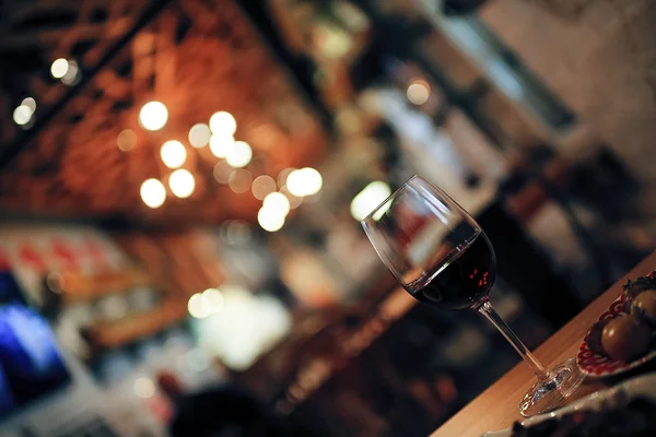 Copa de vino en la mesa — Foto de Stock