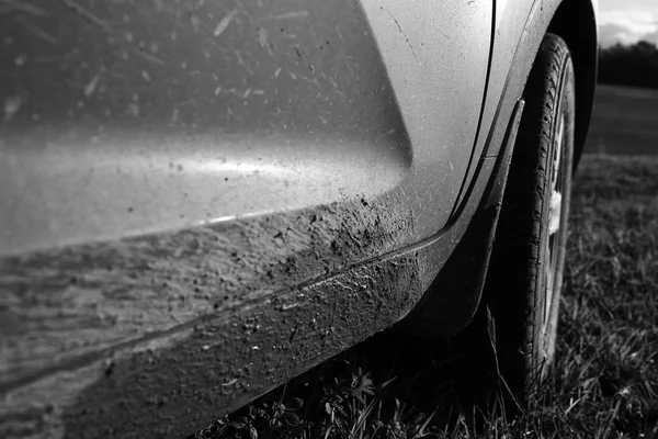 Carro coberto de lama — Fotografia de Stock