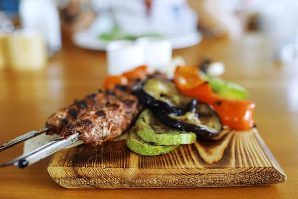 Plat de viande dans un restaurant — Photo