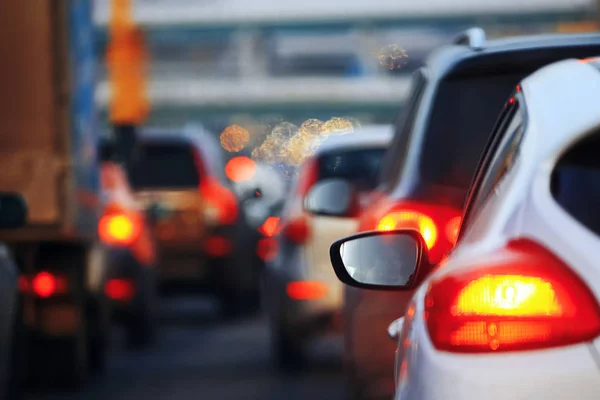 Auto's die in de stad rijden — Stockfoto