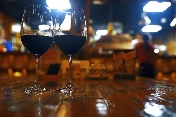 Vasos con vino en la mesa — Foto de Stock