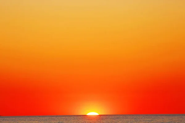 Rayos asombrosos de la puesta de sol roja — Foto de Stock