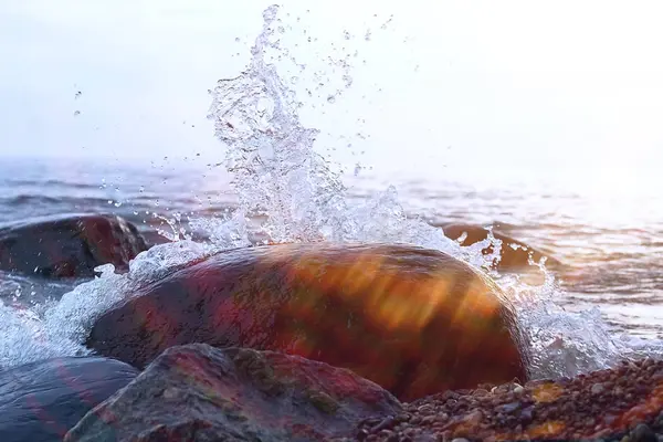 Vagues heurtant le rivage rocheux — Photo