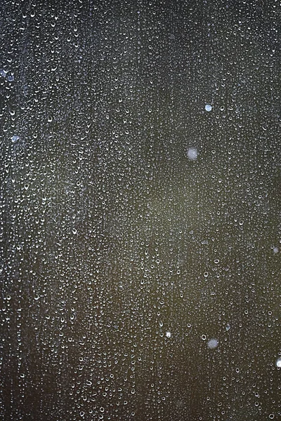 Gotas de lluvia que fluyen por el vidrio — Foto de Stock