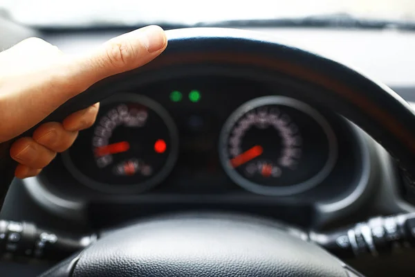 Mano en el volante — Foto de Stock