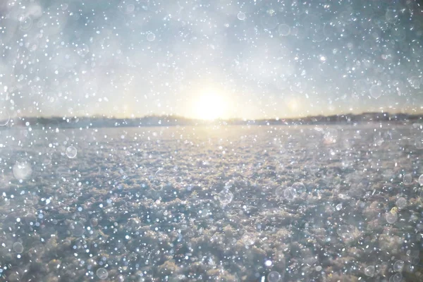 Campo nella neve nel pomeriggio — Foto Stock