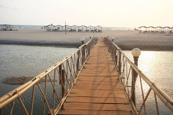 Houten brug over de rivier — Stockfoto