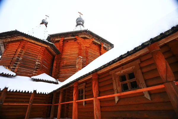 Kościół w wiosce w zimie — Zdjęcie stockowe