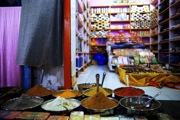 Verschiedene indische Gewürze in Schalen — Stockfoto