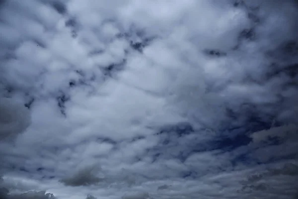 Blauwe lucht met wolken — Stockfoto