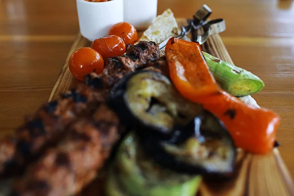 Fleischgericht im Restaurant — Stockfoto