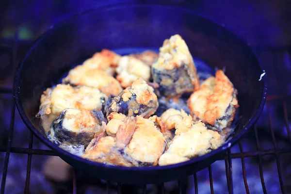 Peixe frito em uma fogueira de panela — Fotografia de Stock