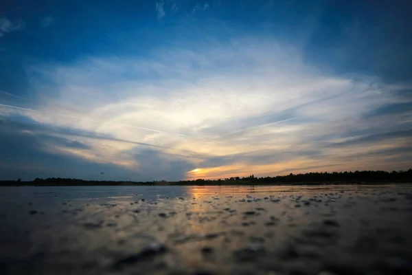 Prachtige zonsondergang aan de oever van het meer — Stockfoto