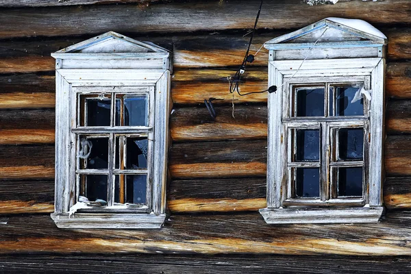 Starý dřevěný dům ve vesnici — Stock fotografie
