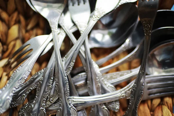 Un sacco di forchette in un cesto — Foto Stock
