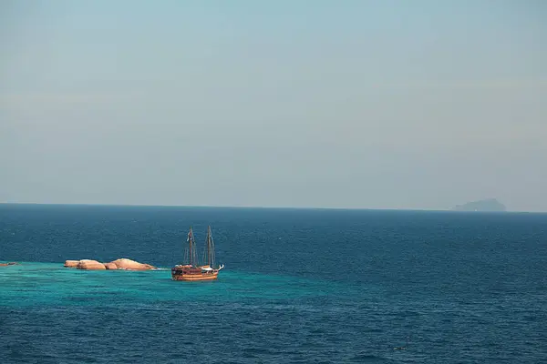 Sea, sky, island, boats — Stock Photo, Image