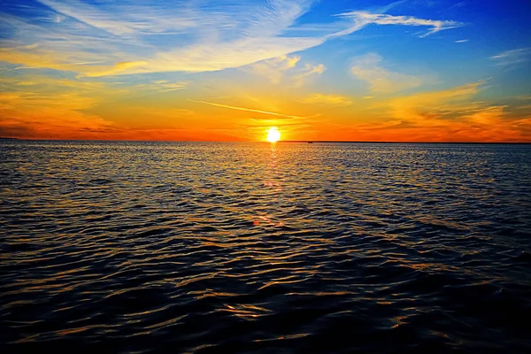 Nubes en el cielo al atardecer — Foto de Stock