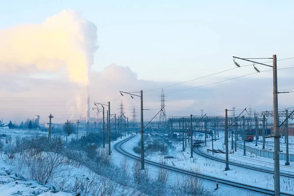 Le train roule sur les rails — Photo