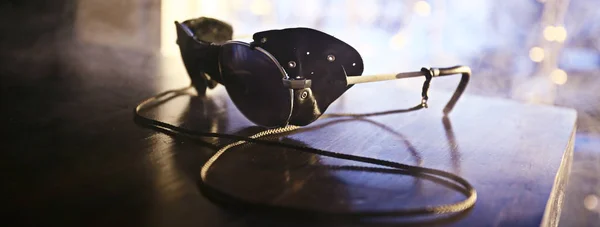 Moderna glasögon på ett bord — Stockfoto