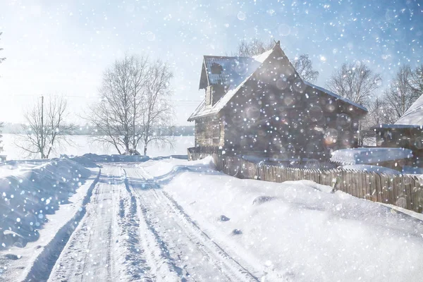 Старый дом зимой — стоковое фото
