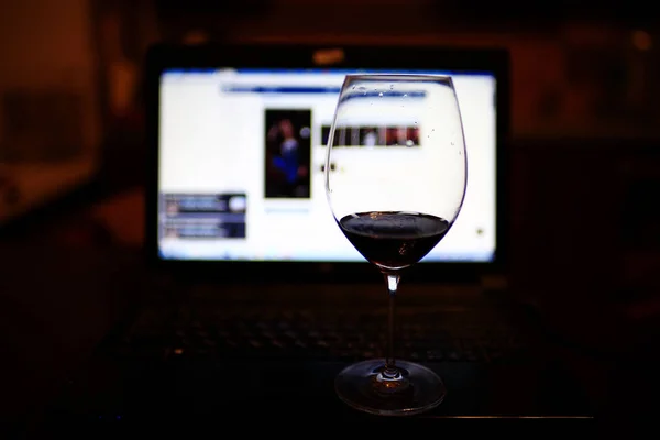 Glas på laptop skärmbakgrund — Stockfoto