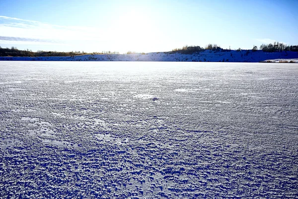 Estanque congelado en el hielo — Foto de Stock