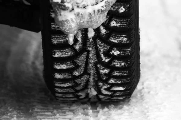 Протектор шин на снегу — стоковое фото