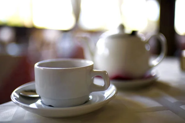 Chaleira e uma xícara na mesa — Fotografia de Stock