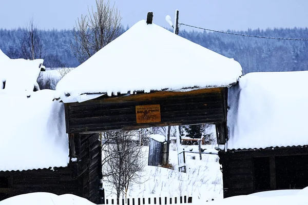 Gammalt trähus i byn — Stockfoto