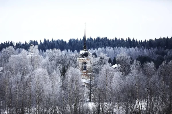 Igreja na aldeia no inverno — Fotografia de Stock