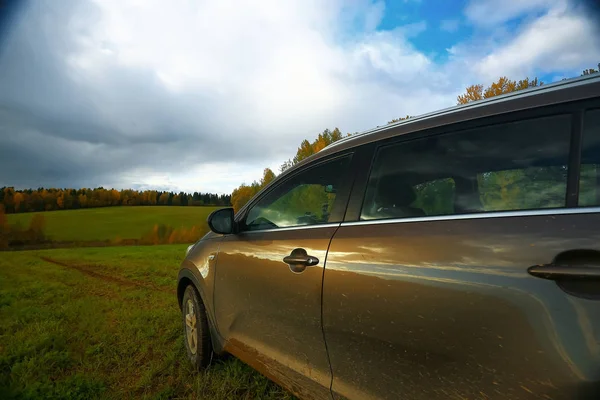 O carro vai para a estrada. — Fotografia de Stock