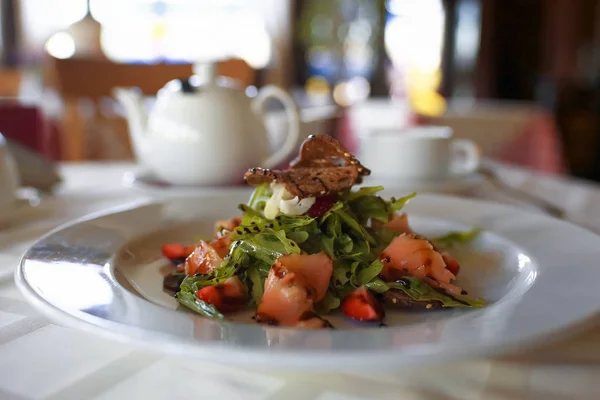 Az asztalon egy tál saláta — Stock Fotó