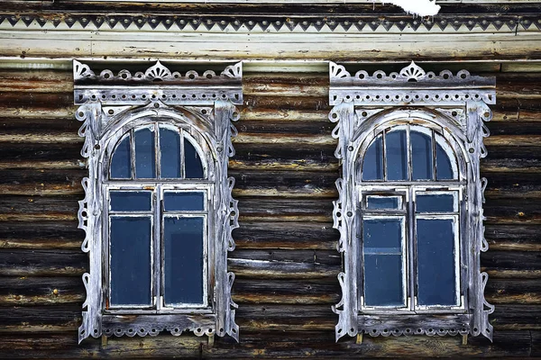 Stary drewniany dom we wsi — Zdjęcie stockowe