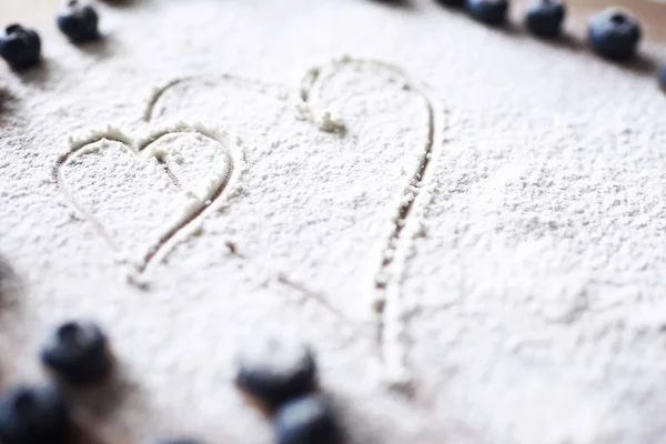 Arándanos sobre la mesa y corazones — Foto de Stock