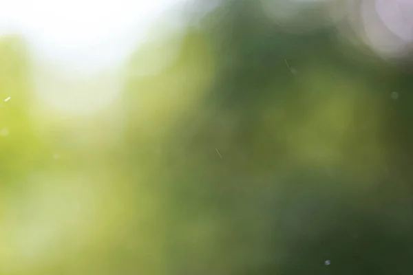 Gotas de lluvia que fluyen por el vidrio — Foto de Stock