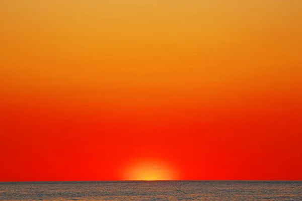 Rayos asombrosos de la puesta de sol roja — Foto de Stock