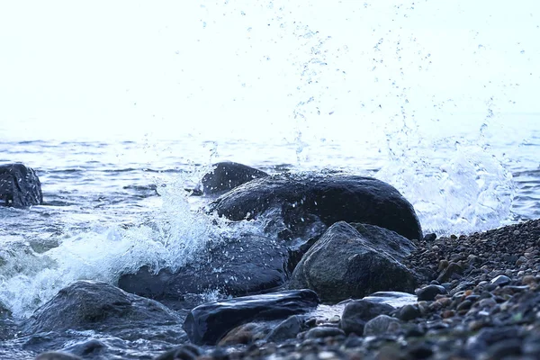 Golven stoten tegen de rotsachtige kust — Stockfoto