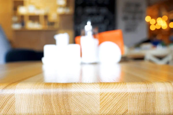 Glänzender Holztisch in einem Café — Stockfoto