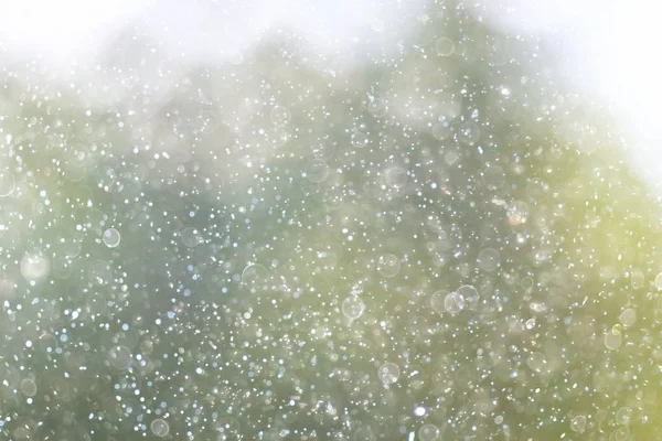 Gocce di pioggia che scorrono lungo il vetro — Foto Stock