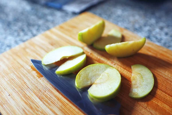 Gesneden groene appel op de tafel — Stockfoto