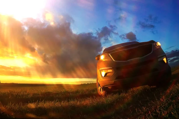 Carro no campo ao pôr-do-sol — Fotografia de Stock