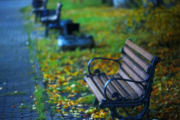 Lavičky v podzimním parku — Stock fotografie