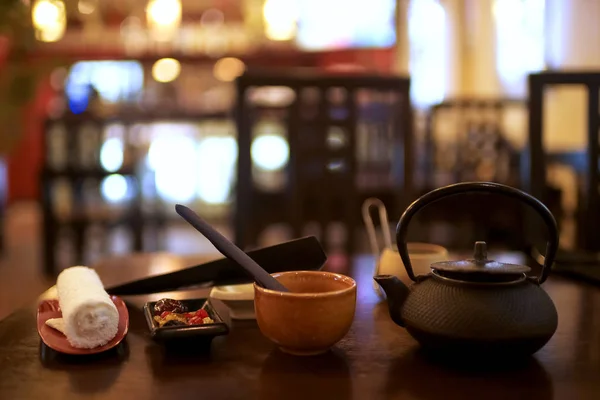 テーブルの上のドライ フルーツと紅茶 — ストック写真