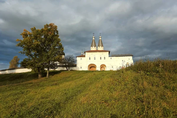 Vecchio monastero con pareti bianche — Foto Stock