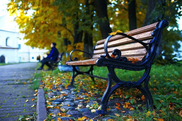 Ławki w jesiennym parku — Zdjęcie stockowe