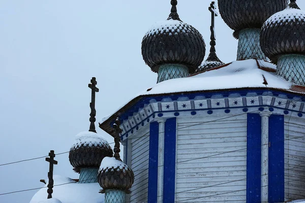 Eglise dans le village en hiver — Photo